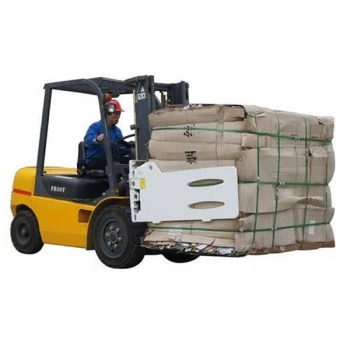 Дизелски виљушкар са стезаљком за бале